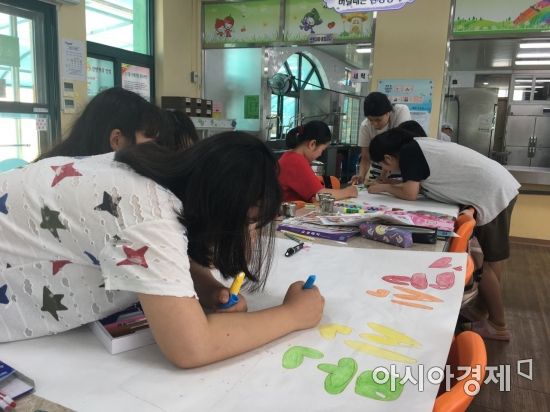 청도 풍각초 학생들의 급식동아리 급식신문만들기 활동 모습.