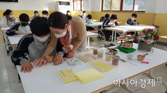 구미 인동중학생 급식동아리 자유학년제 동아리 수업 모습.