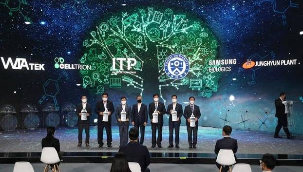 문재인 대통령이 18일 인천 연수구 송도의 연세대 인천 글로벌 캠퍼스에서 열린 대한민국 바이오산업에 참석해 바이오생태계 구축을 위한 MOU 체결식 후 기념촬영을 하고 있다. 왼쪽부터 김규석 위아텍 대표, 서정진 셀트리온 회장, 서병조 인천테크노파크 원장, 문 대통령, 서승환 연세대학교 총장, 김태한 삼성바이오로직스 대표, 이용호 정현프랜트 대표. /뉴시스