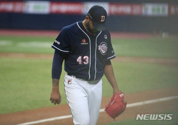 어두운 표정으로 마운드를 물러나는 두산 선발투수 알칸타라. /사진=뉴시스