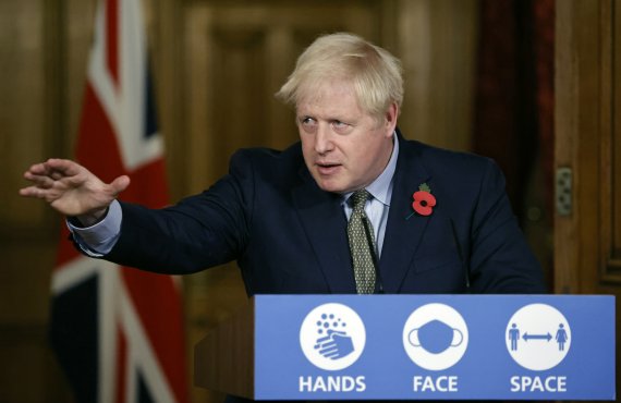 지난 9일(현지시간) 수도 런던의 총리관저에서 화상으로 기자회견을 하고 있는 보리스 존슨 영국 총리.AP뉴시스