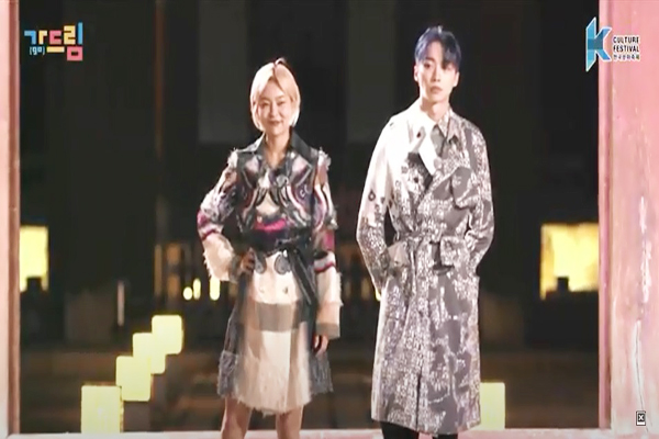 이상봉 디자이너가 만든 한글 트렌치코트를 입은 모델 송해나 씨와 유리 씨. (사진=한국문화축제 유튜브 영상)