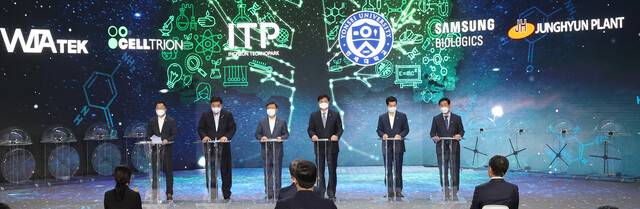 18일 오전 인천 연수구 송도캠퍼스에서 열린 바이오산업 행사에서 서정진(왼쪽에서 두번째) 셀트리온 회장이 김태한 삼성바이오로직스 대표, 이용호 정현프랜트 대표, 김규석 위아텍 대표, 서승환 연세대 총장, 서병조 인천 TP원장과 함께 바이오생태계 구축을 위한 협력 MOU 체결식을 하고 있다. 연합뉴스