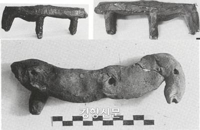 지난 1981년 국립문화재연구소와 국사편찬위원회의 2차발굴에서 확인된 토제마와 청동마. 이 역시 제사의 흔적으로 보인다.|한림대박물관 발간 보고서