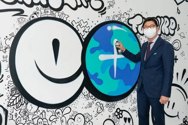 ▲허세홍 GS칼텍스 대표가 에너지플러스 로고를 형상화하는 모습.