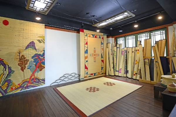 산업관광지는 모든 산업현장의 기반시설과 기업 박물관, 체험관, 교육관, 체험시설을 활용해 방문객들에게 견학, 직업 및 제조공정 체험, 청소년 진로 탐색, 교육 활동 등 다양한 프로그램을 제공하고 있다. 사진은 강화 화문석 작품. 한국관광공사 제공