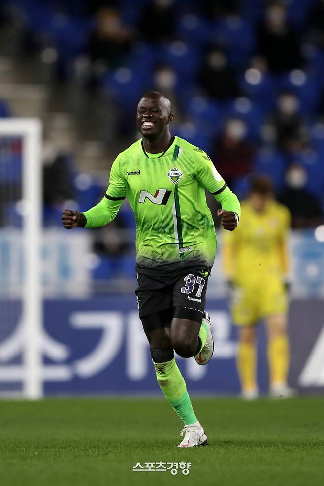 전북 현대 바로우가 울산문수축구경기장에서 열린 K리그1 파이널A 울산 현대와의 경기에서 득점한 뒤 세리머니를 하고 있다. 프로축구연맹 제공