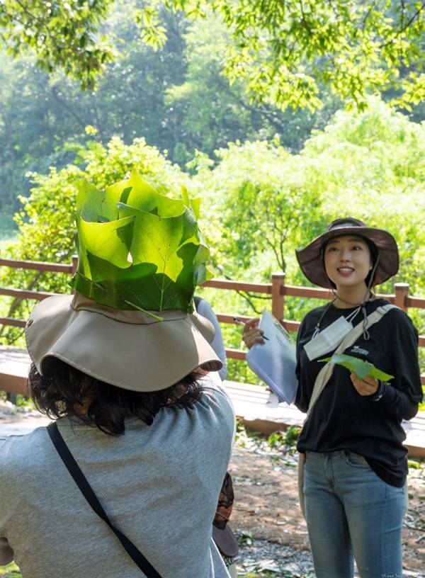 나뭇잎으로 만든 왕관이 화려하다