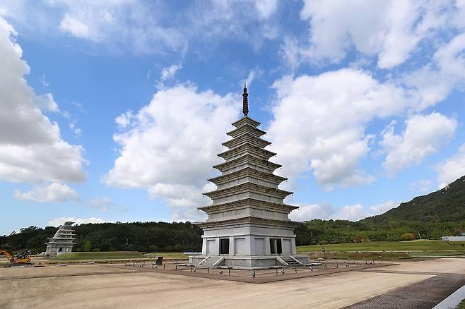 1990년대 초에 복원된 동탑. 왼쪽으로 멀리 미륵사지 석탑이 보인다. [사진/조보희 기자]
