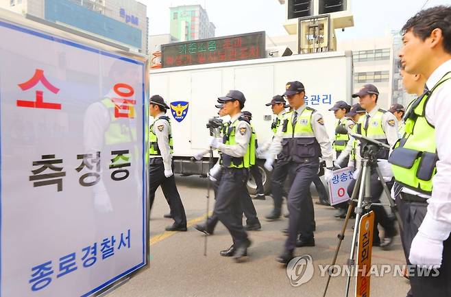 경찰의 소음 측정 시연 [연합뉴스 자료 사진]