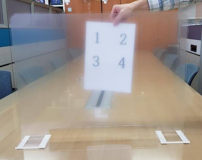 수능에 사용될 책상 전면 가림막 (서울=연합뉴스) 12월 3일 수능에 사용될 책상 전면 가림막.      교육부와 각 시도교육청 관계자에 따르면 다음 달 3일 실시되는 대학수학능력시험(수능)에서 신종 코로나바이러스 감염증(코로나19) 확산을 막고자 사용되는 가림막은 반투명성 아크릴 재질로 제작, 책상 왼쪽과 오른쪽에는 설치되지 않고 책상 앞에만 놓인다. 2020.11.4 [전라북도교육청 제공. 재판매 및 DB 금지] photo@yna.co.kr