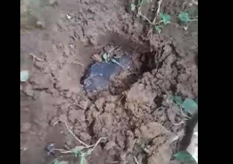 조슈아의 양철 지붕 뚫고 마당에 박힌 운석 [Josua Hutagalung 페이스북·재판매 및 DB 금지]