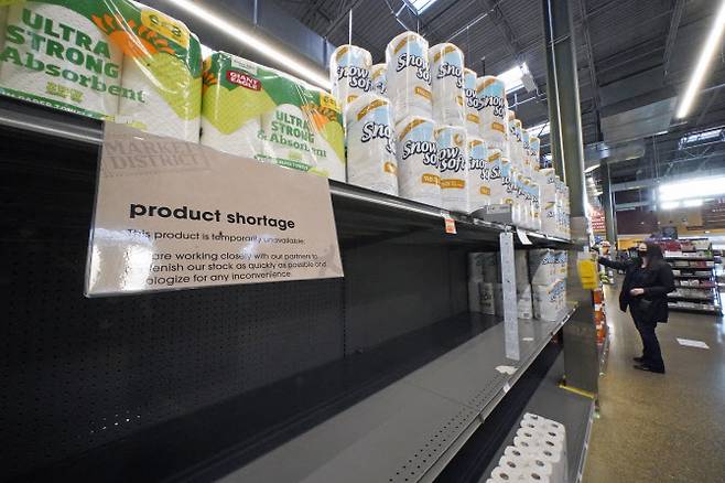 지난 17일(현지시간) 미국 펜실베이니아주 피츠버그의 한 슈퍼마켓이 종이타월과 화장지 판매 코너에 재고 부족을 알리는 안내문을 붙여놓고 있다. (사진=AP/연합뉴스 제공)