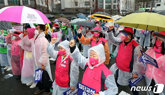 서울학교비정규직연대회의 조합원들이 19일 서울 종로구 서울시교육청 앞에서 열린 총파업 결의대회에서 구호를 외치고 있다./뉴스1 © News1