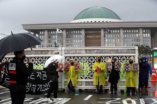 ‘멸종반란한국’ 활동가들이 기습시위를 벌이고 있다. 김봉규 선임기자
