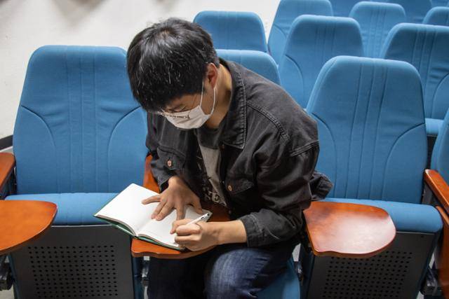 오른쪽이 '기본'인 세상에서 왼손잡이들이 설 곳은 좁디좁다