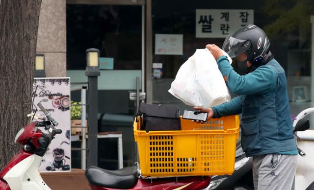 추석 연휴인 지난 2일 오후 서울의 한 식재료와 생활용품을 배달하는 배달 플랫폼 오프라인 매장 앞에서 라이더가 배달을 준비하고 있다. 뉴시스