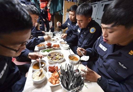 좁은 잠수함 내부에서 식사를 하는 해군 잠수함 승조원. [사진 해군]