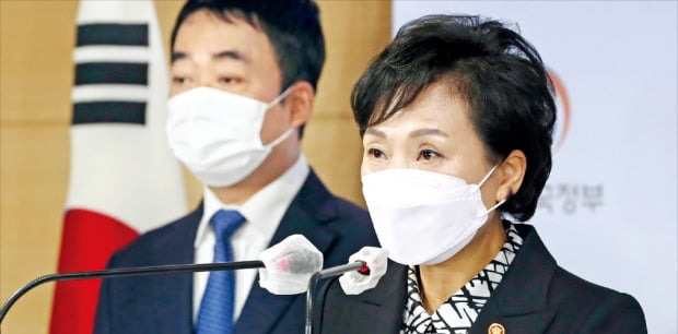 김현미 국토교통부 장관(오른쪽)이 19일 정부서울청사에서 내년 상반기까지 전국에 4만9000가구 규모의 전세형 주택 공급 계획을 담은 ‘서민·중산층 주거안정 지원방안(11·19 부동산대책)’을 발표하고 있다.  /강은구 기자 egkang@hankyung.com