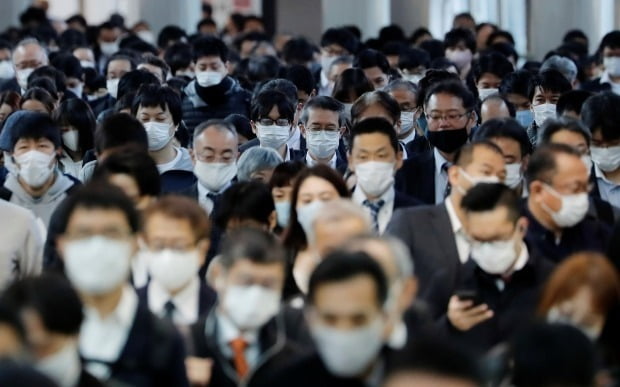 일본의 코로나19 신규 확진자가 이틀째 최다치를 경신하는 등 폭발적인 증가세를 보이고 있다. 사진은 마스크를 착용한 시민들이 도쿄 도심의 한 전철역을 가득 메우고 있는 모습. /사진=로이터