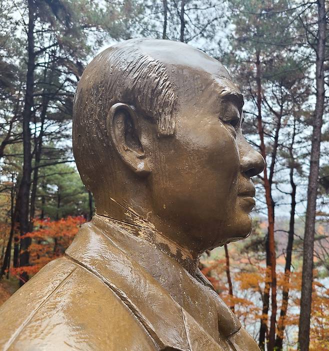 19일 오전 A씨에 의해 훼손된 전직 대통령 전두환씨의 동상. 청남대 관리사무소 제공.
