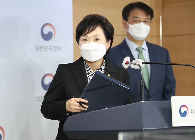 김현미 국토부 장관이 19일 정부서울청사 브리핑실에서 서민, 중산층 주거안정 지원방안 발표를 마치고 있다.[연합]