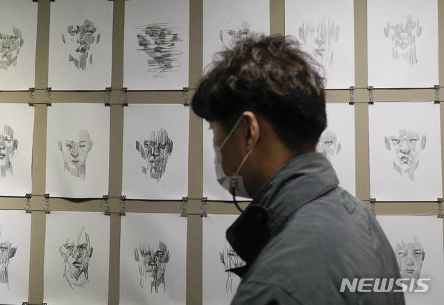 [서울=뉴시스] 박민석 기자 = 취재진들이 19일 오전 서울 용산구 블루스퀘어 네모에서 열린 편견과 혐오의 인류사를 다룬 아포브 전시회 '너와 내가 만든 세상'의 프레스투어에서 작품을 감상하고 있다. 2020.11.19. mspark@newsis.com