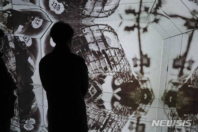 [서울=뉴시스] 박민석 기자 = 취재진들이 19일 오전 서울 용산구 블루스퀘어 네모에서 열린 편견과 혐오의 인류사를 다룬 아포브 전시회 '너와 내가 만든 세상'의 프레스투어에서 작품을 감상하고 있다. 2020.11.19. mspark@newsis.com