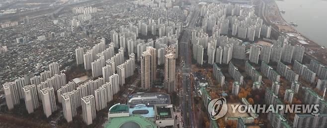 전세난 해결 가능할까? (서울=연합뉴스) 류영석 기자 = 전세난 해결을 위한 정부 부동산 전세대책 발표를 앞둔 18일 오후 서울 송파구 롯데월드타워 서울스카이에서 바라본 아파트 단지의 모습. 2020.11.18 ondol@yna.co.kr