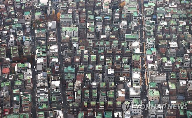 19일 전세 공급 대책 발표 (서울=연합뉴스) 류영석 기자 = 전세난 해결을 위한 정부 부동산 전세대책 발표를 앞둔 18일 오후 서울 송파구 롯데월드타워 서울스카이에서 바라본 다가구 주택의 모습. 2020.11.18 ondol@yna.co.kr