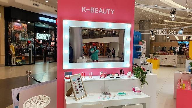 남아프리카공화국에 소개하는 'K-뷰티' (요하네스버그=연합뉴스) 김성진 특파원 = 19일(현지시간) 남아공 요하네스버그 샌튼시티몰의 체커스코트에 설치된 한국산 화장품 등 'K-뷰티' 팝업부스. 2020.11.19 sungjin@yna.co.kr