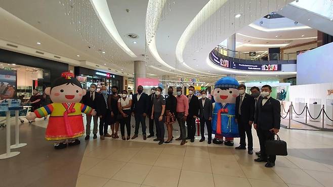 '2020년 아프리카 온라인 소비재 수출대전' 공식 출범 (요하네스버그=연합뉴스) 김성진 특파원 = 19일(현지시간) 남아공 요하네스버그 샌튼시티몰의 체커스마트에서 '2020년 아프리카 온라인 소비재 수출대전' 오프라인 공식 출범식에 참석한 한국 및 남아공 주요 인사들. 2020.11.19. sungjin@yna.co.kr