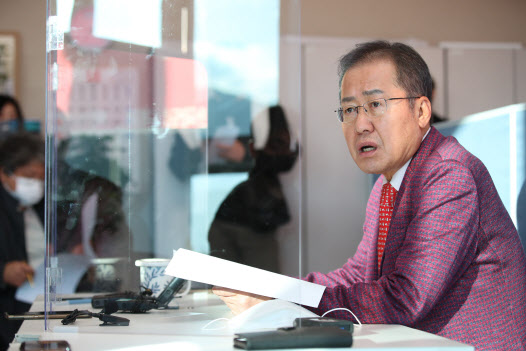 홍준표 무소속 의원이 20일 오후 대구 수성구에 있는 자신의 지역구사무실에서 긴급 기자간담회를 하고 있다.(사진=연합뉴스)