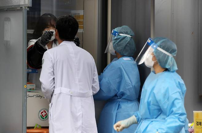 20일 오후 광주 동구 전남대학교병원 선별진료소에서 의료진이 코로나19 검사를 받고 있다. (사진=연합뉴스)