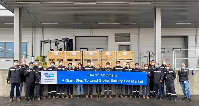 두산솔루스 헝가리 전지박공장의 임직원들이 초도양산품 출하를 기념해 사진촬영을 하고 있다.(두산솔루스 제공)© 뉴스1