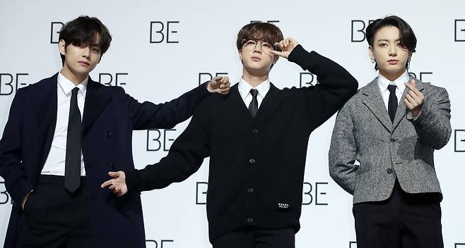 그룹 BTS(방탄소년단)의 뷔(왼쪽부터), 진, 정국이 20일 오전 서울 동대문구 동대문디자인플라자(DDP)에서 열린 새 앨범 'BE (Deluxe Edition)' 발매기념 프레스 기자회견에서 포즈를 취하고 있다. 방탄소년단의 새로운 이야기를 담은 'BE'는 지금까지 선보인 정규 시리즈 앨범과는 다른 형태의 앨범이다. '~이다' '존재하다'라는 뜻의 'BE'는 형태를 규정짓지 않고 열린 의미를 가진 단어인데, 방탄소년단은 이번 앨범으로 지금 이 순간에 느끼는 솔직한 감정과 생각, 나아가 앞으로 계속 살아가야 하는 '우리'라는 존재에 관한 이야기를 전한다. 2020.11.20/뉴스1 © News1 김진환 기자