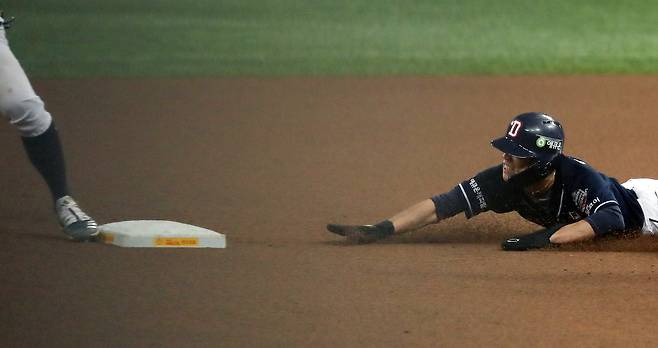 18일 오후 서울 구로구 고척스카이돔에서 열린 프로야구 2020 신한은행 SOL KBO 포스트시즌 한국시리즈 2차전, 8회말 무사 1루 김재환의 좌익수 플라이 아웃 때 1루에 있던 대주자 이유찬이 2루 도루에 성공하고 있다. 2020.11.18/뉴스1 © News1 이동해 기자