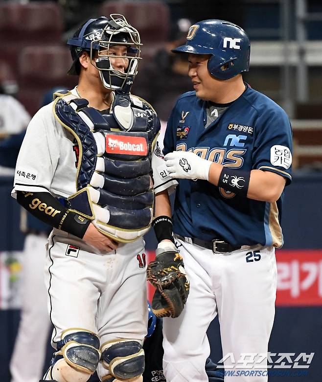 2020 KBO 리그 한국시리즈 3차전 NC 다이노스와 두산 베어스의 경기가 20일 고척스카이돔에서 열렸다. 3회초 2사 NC 양의지가 두산 최원준의 투구를 몸에 맞은 후 포수 박세혁과 이야기를 하고 있다. 고척=허상욱 기자 wook@sportschosun.com/2020.11.20/