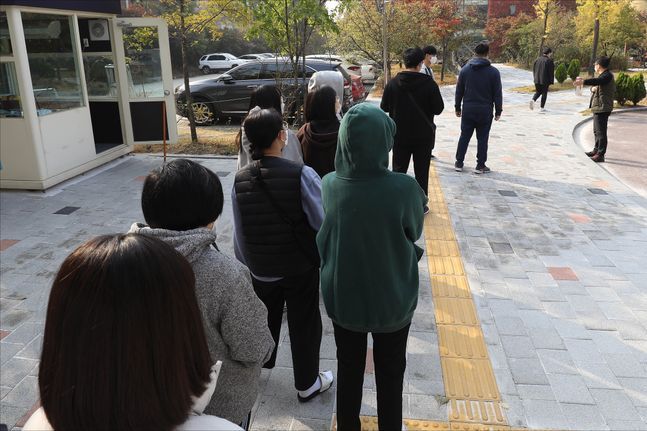 서울의 한 학교에서 학생들이 코로나 검사를 받기 위해 선별진료소 앞에서 기다리고 있다(자료사진) ⓒ 데일리안 홍금표 기자
