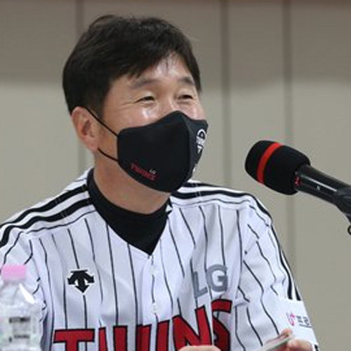 LG 프렌차이즈 스타 출신으로 팀의 지휘봉을 잡게 된 류지현 LG 감독이 19일 취임 기자회견에서 취재진의 질문에 답하고 있다.