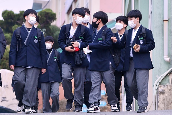 경북 예천 대창중 학생들이 한복교복을 입고 하교하고 있다.