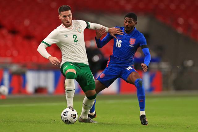 맷 도허티(왼쪽)가 13일 영국 런던의 웸블리 스타디움에서 열린 잉글랜드와 아일랜드의 국가대표 친선전에서 상대 선수와 경합을 벌이고 있다. 런던=AFP 연합뉴스