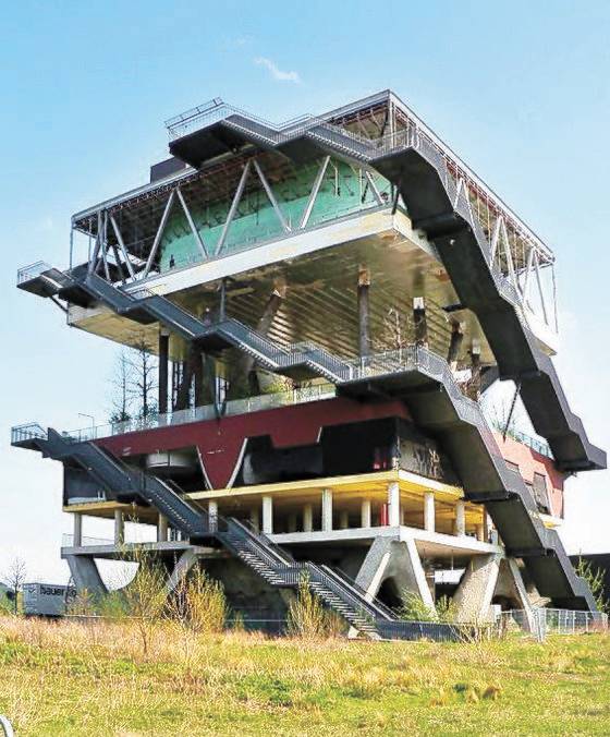 2000년 독일 하노버 엑스포에서 공개된 네덜란드관. 자국의 자연환경을 끌어들였다. [사진 각 건축사무소]