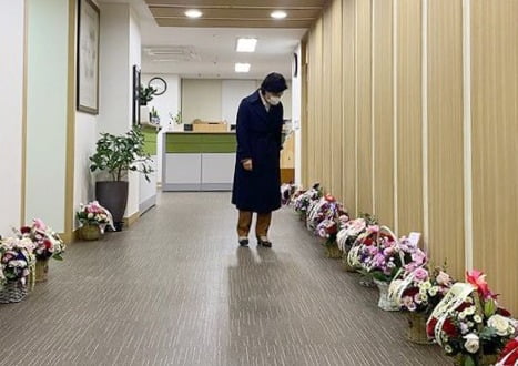추미애 법무부 장관이 19일 인스타그램에 지지자들에게서 받은 꽃바구니 사진을 공개했다. 사진=연합뉴스