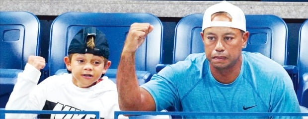 타이거 우즈(오른쪽)와 아들 찰리가 지난해 US오픈 테니스 남자 단식 16강전에서 절친 라파엘 나달(스페인)을 응원하고 있다.  /게티이미지뱅크