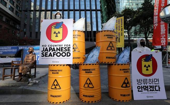 시민방사능감시센터와 환경운동연합 회원들이 지난 9일 서울 종로구 옛 일본대사관 앞에서 일본 정부의 후쿠시마 방사능 오염수 해양 방류를 저지하기 위한 캠페인을 벌이고 있다. 김창길 기자