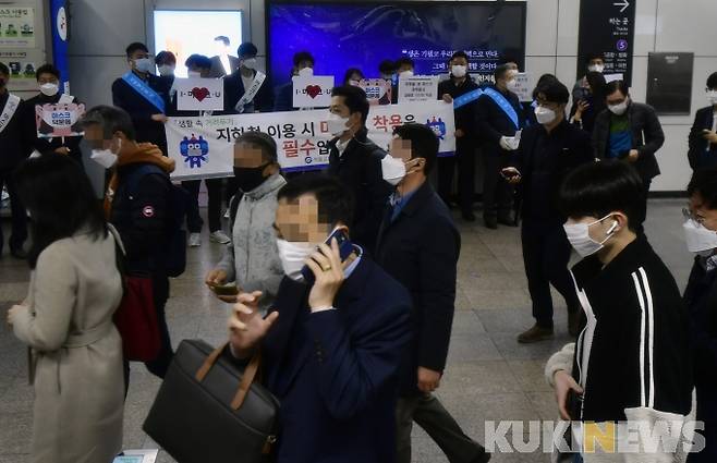 코로나19 예방을 위한 마스크 착용 의무화 첫날인 13일 서울 광화문역에서 마스크를 쓴 시민들이 발걸음을 옮기고 있다. 박태현 기자
