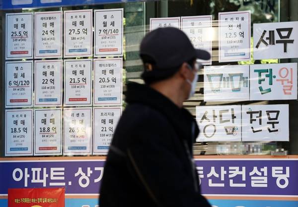 전세난이 전국으로 확산하는 가운데 서울의 아파트 전세 공급 부족 수준을 보여주는 지수가 한국감정원 조사에서 역대 최고까지 치솟은 것으로 나타났다. 사진은 8일 서울의 한 부동산중개업소에 붙은 매매·전세·월세 관련 정보란. 연합뉴스
