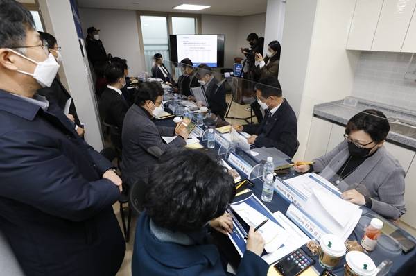 진선미 더불어민주당 미래주거추진단장, 천준호 부단장, 윤영덕, 오영환 위원이 20일 서울 동대문구 장안동 LH주거복지사업 현장을 방문해 관계자로부터 주택에 대한 설명을 듣고 있다. 뉴시스
