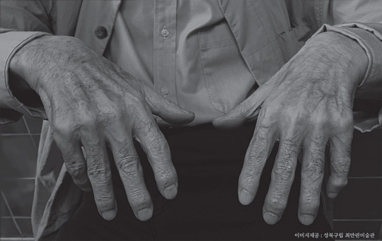 60여 년 흙을 만진 최만린 조각가의 손. 2020년 촬영.   최만린미술관 제공